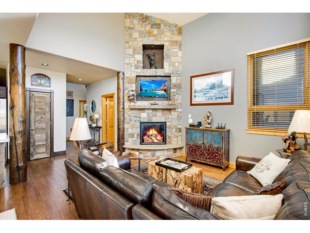 Property Photo 24 Soaring ceilings