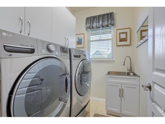 Property Photo 19 Laundry room with utility sink