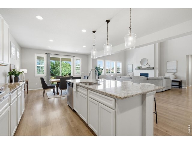 Property Photo 11 Large island makes entertaining a breeze