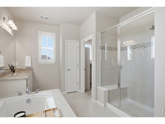 Property Photo 19 Weather soaking or rinsing off, the space will never feel crammed