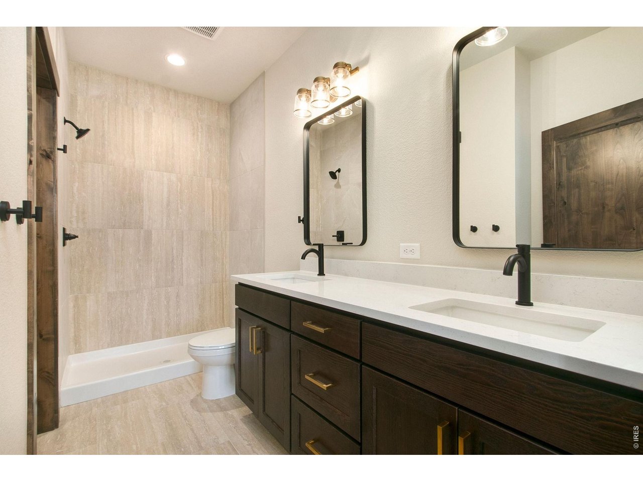 Property Photo 18 Main level primary bathroom with tile shower