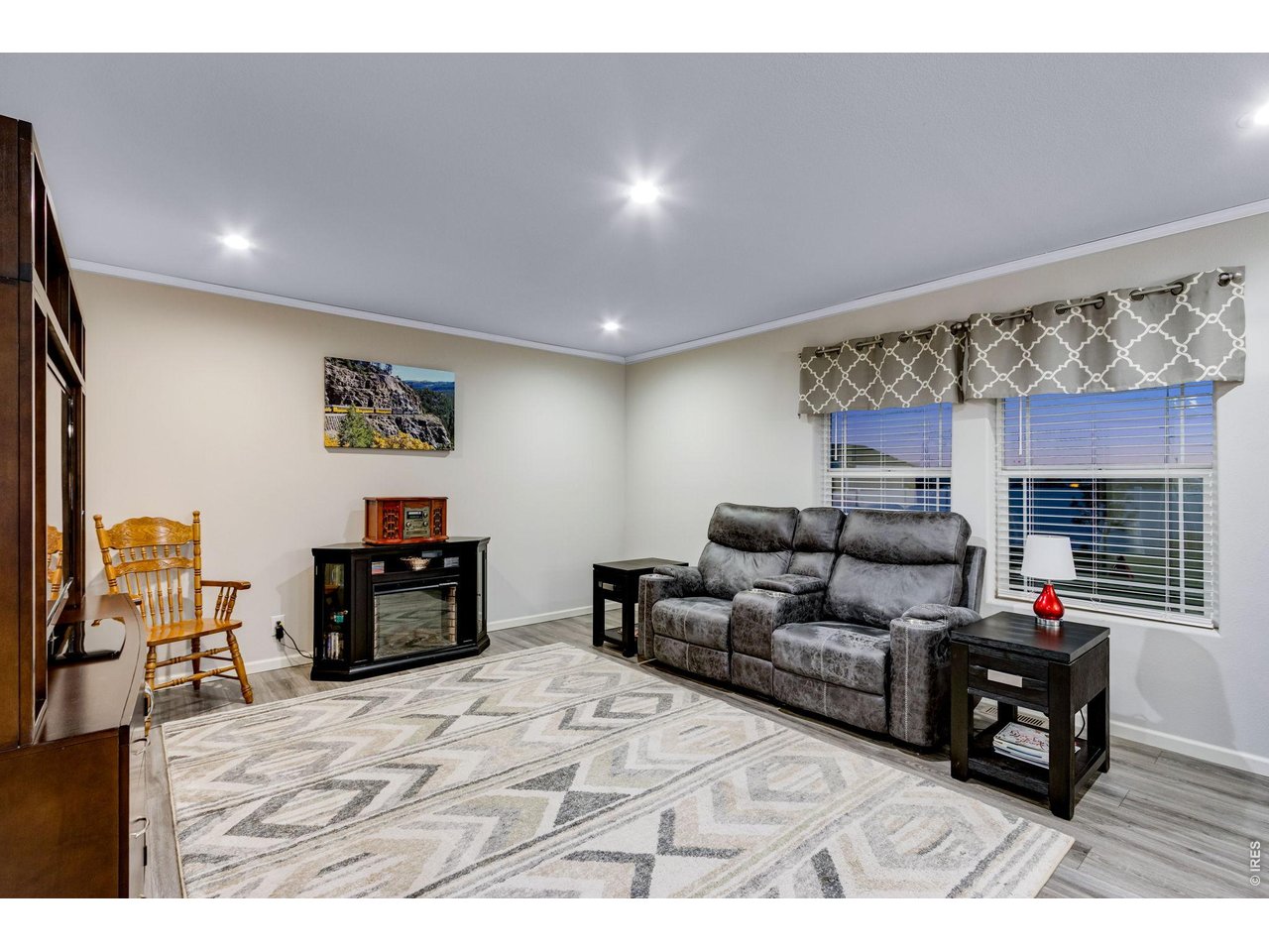 Property Photo 15 Spacious family room