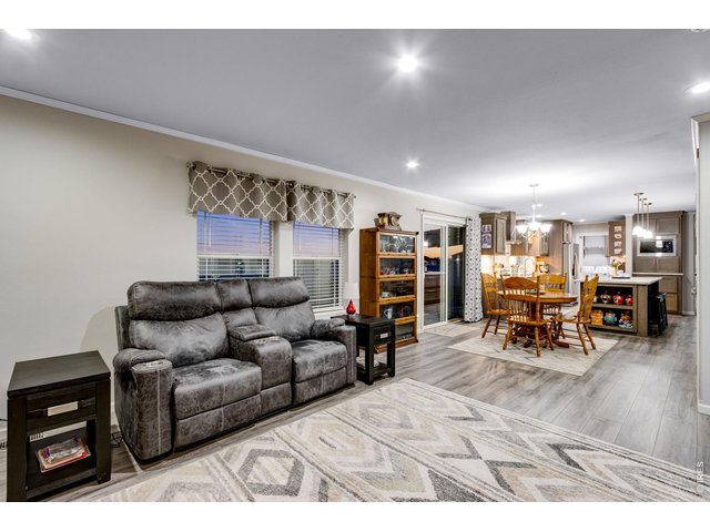 Property Photo 14 Spacious family room