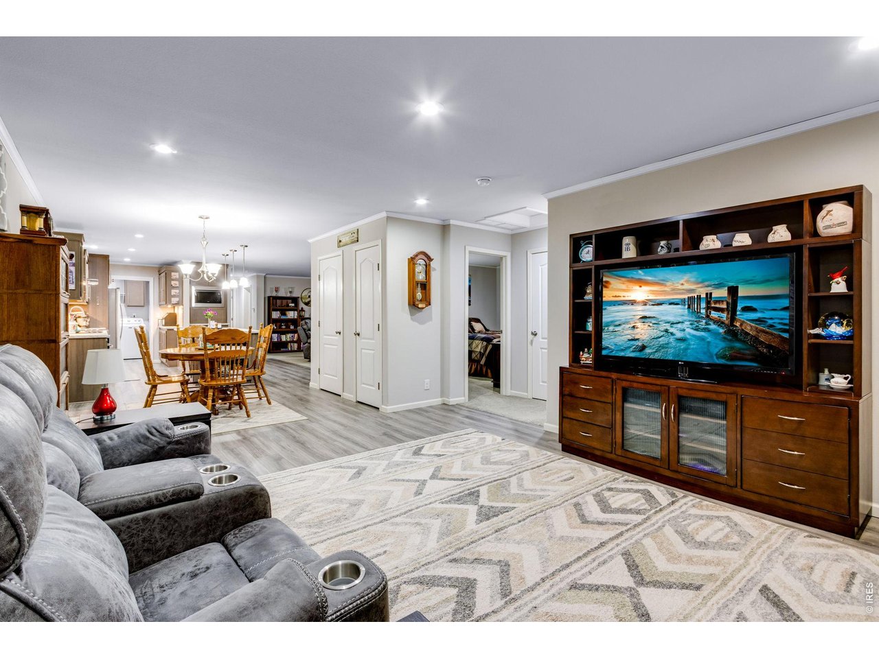 Property Photo 16 Spacious family room