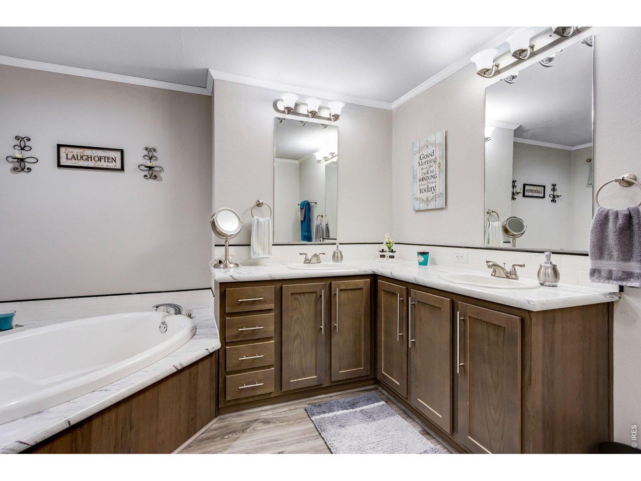 Property Photo 27 5-piece bath with soaking tub, 2 lifted vanities and shower with full tile backsplash 