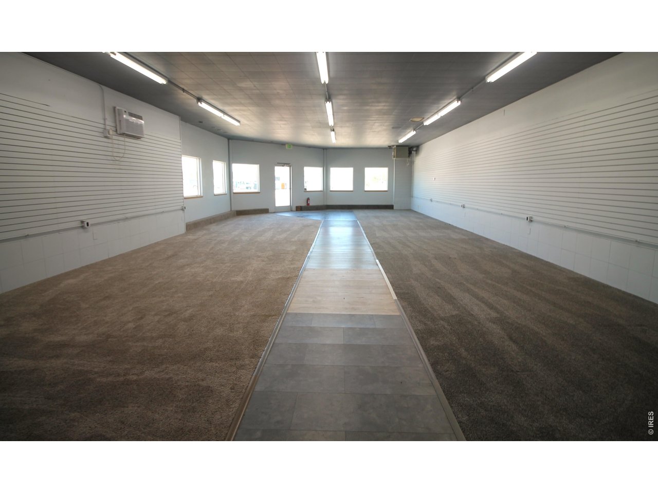 Property Photo 10 1,400 + sf Showroom 