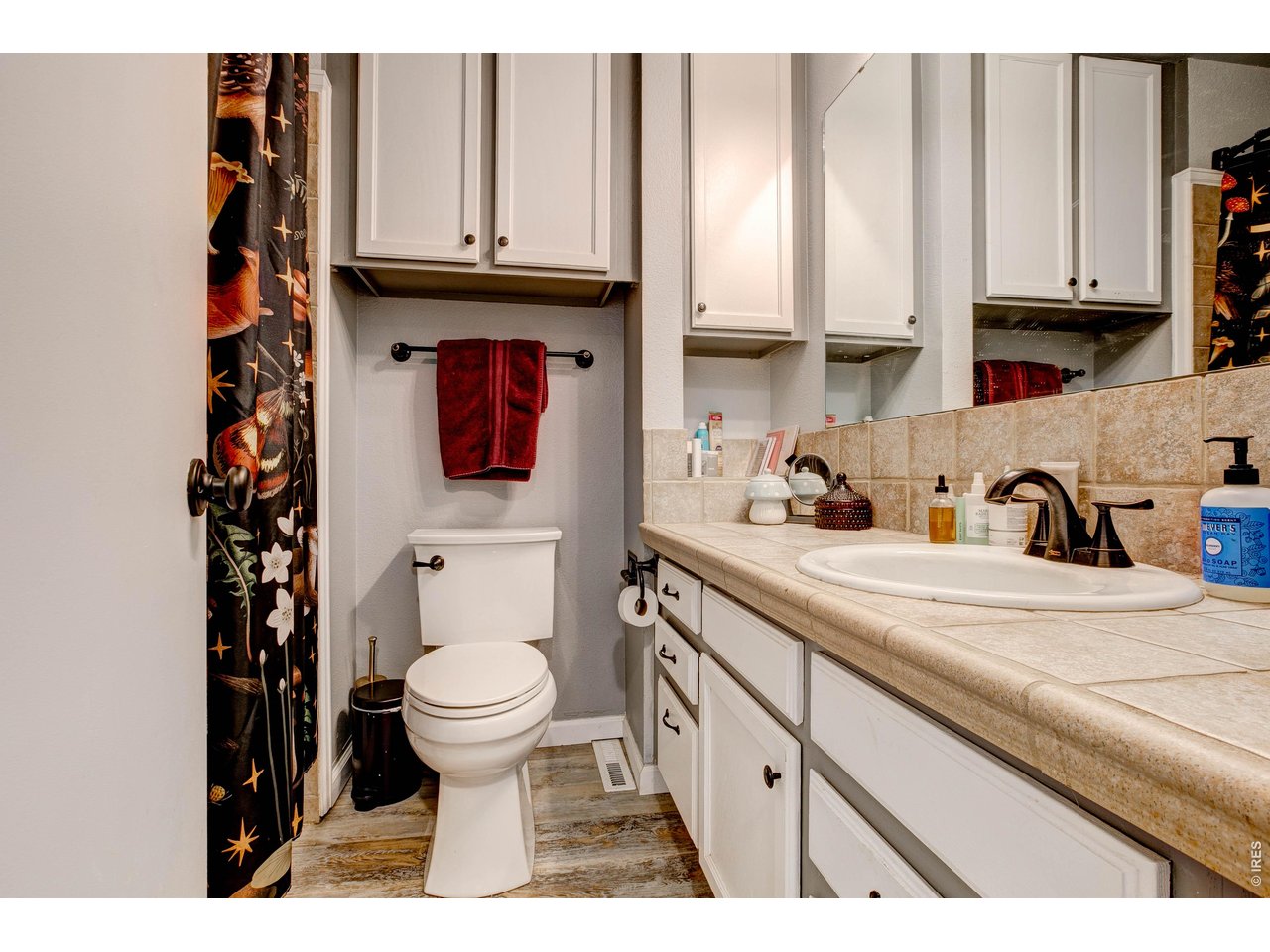 Property Photo 18 Upper level full bathroom