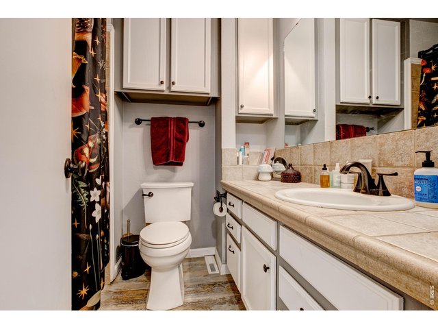 Property Photo 18 Upper level full bathroom