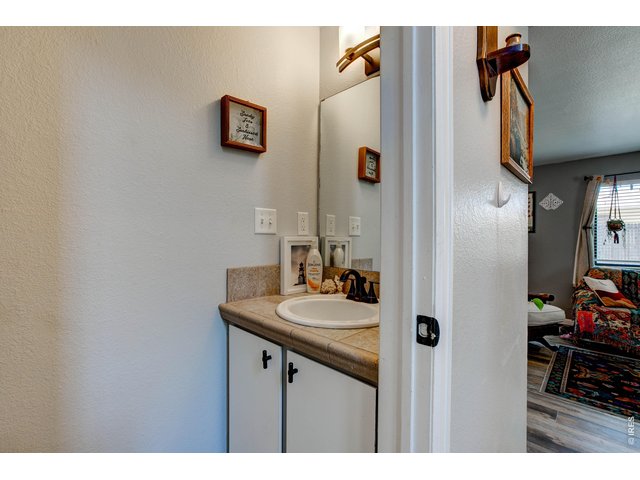 Property Photo 5 Half bathroom