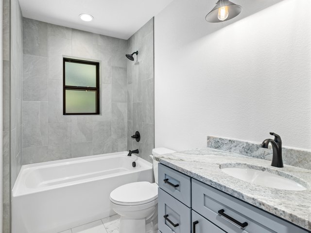 Property Photo 23 Full bathroom