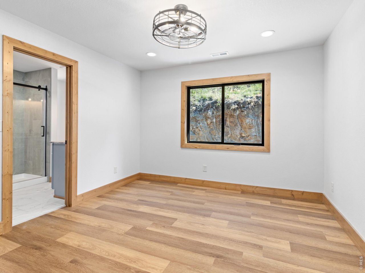 Property Photo 16 Stunning primary suite 