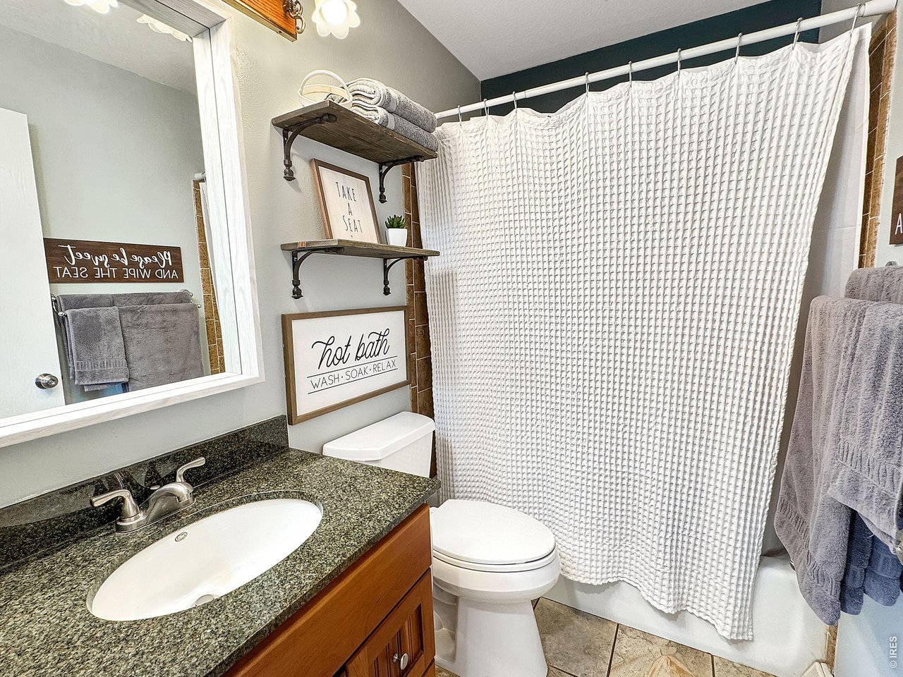 Property Photo 18 Main bathroom