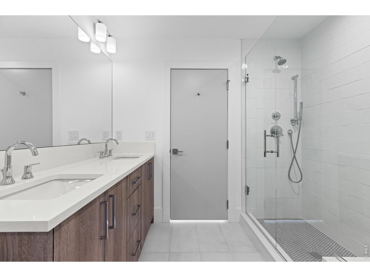 Jack & Jill Bath w/Double Vanity