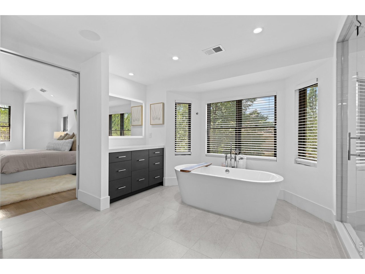 Soaking Tub & LED Makeup Vanity