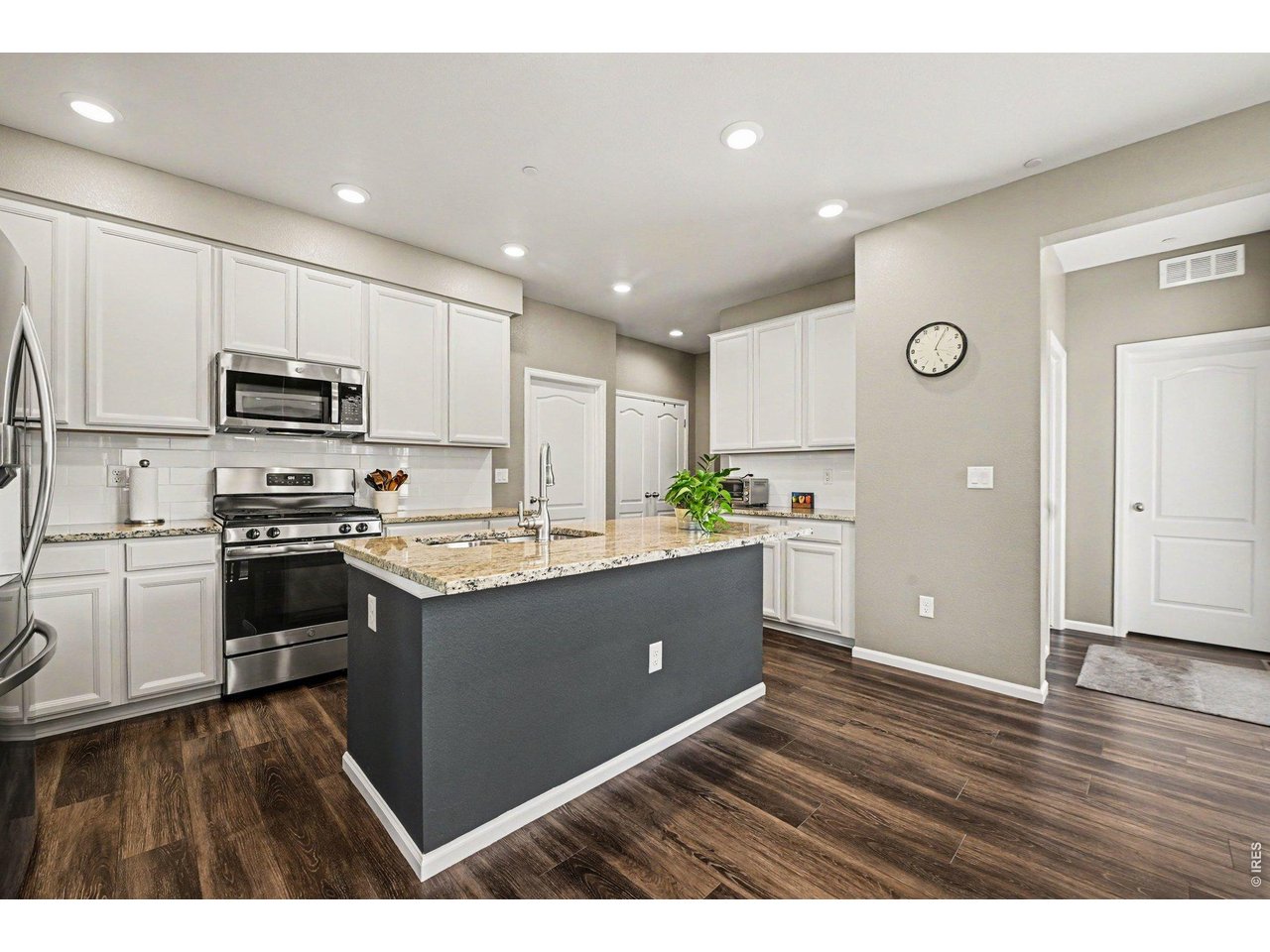 Property Photo 3 Kitchen Island