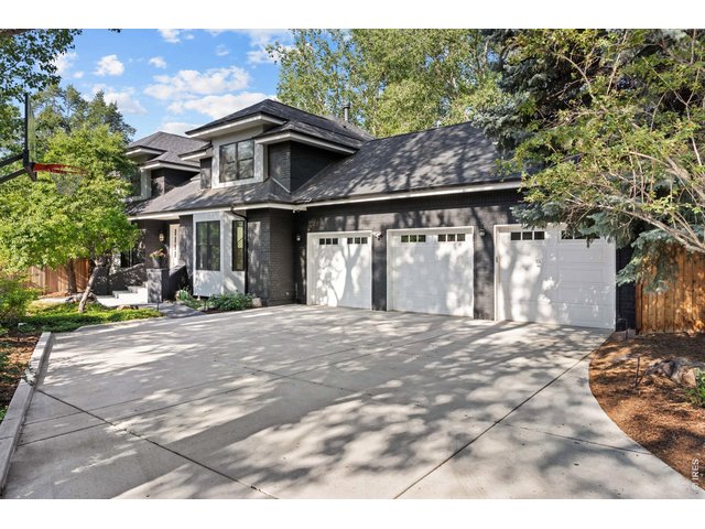 Property Photo 2 Huge 3 Car Garage