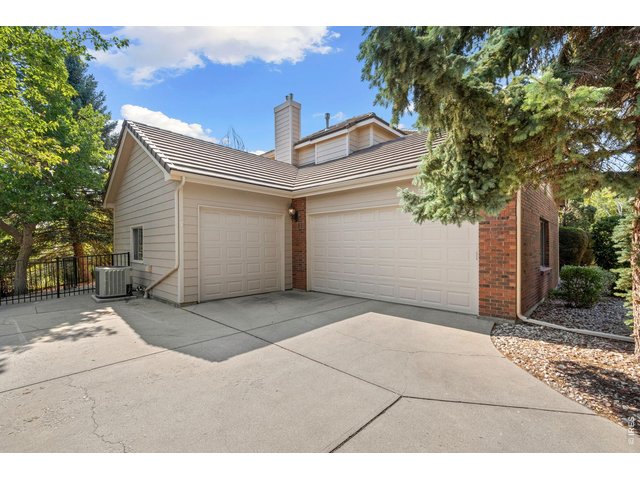 Property Photo 6 1,010 sqft Garage