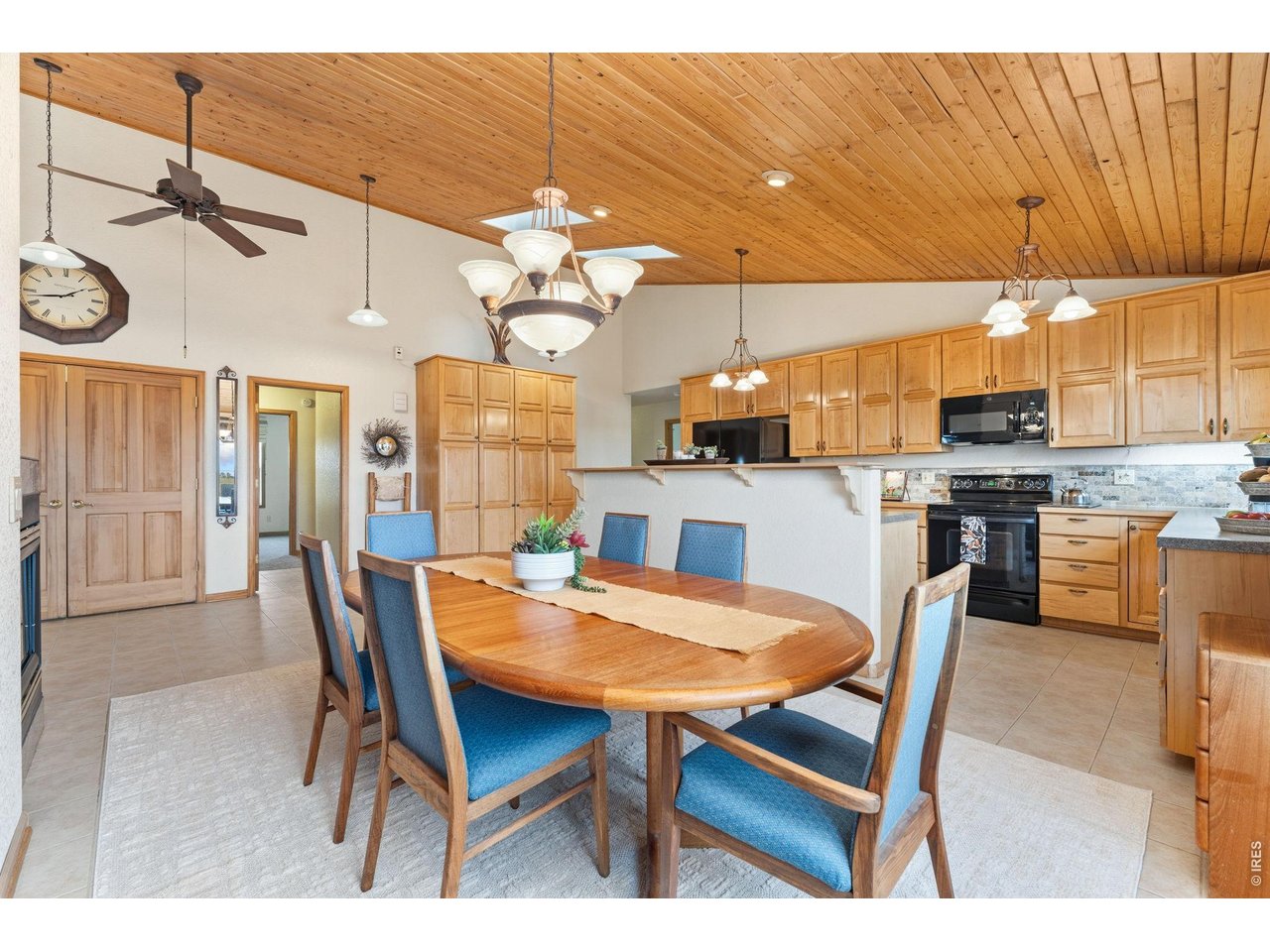Property Photo 8 Convenient Kitchen and Dining, with tons of wonderful storage spaces!