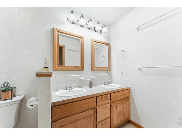 Property Photo 18 Dual sink vanity in the secondary bathroom!