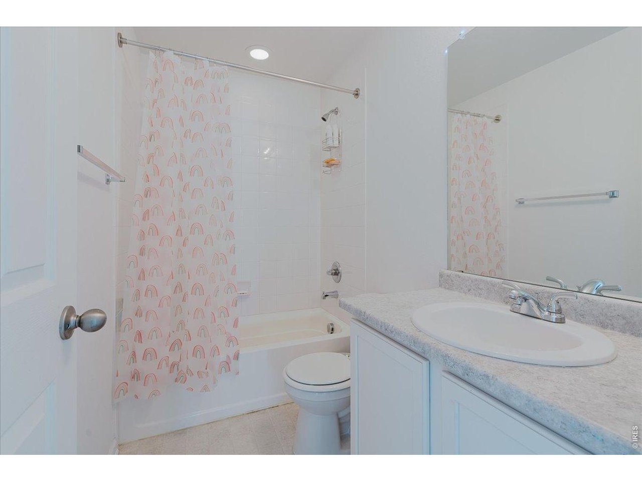 upper level full bath