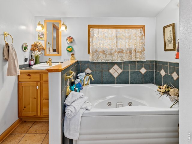 Property Photo 12 Full bath with jetted tub