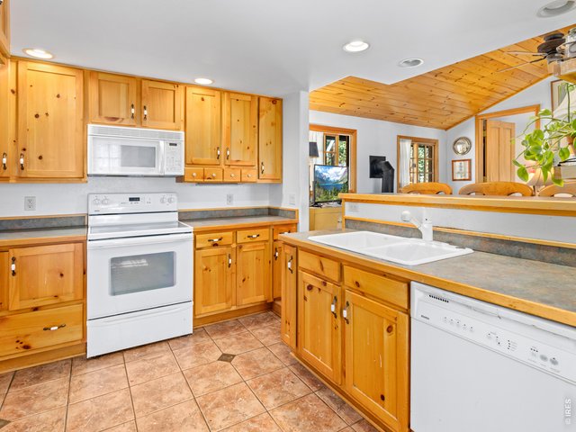 Property Photo 8 Functional kitchen with great storage space