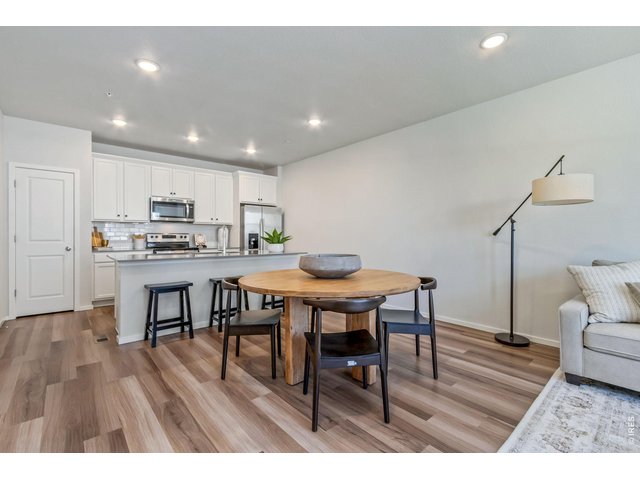 Property Photo 7 eat in kitchen