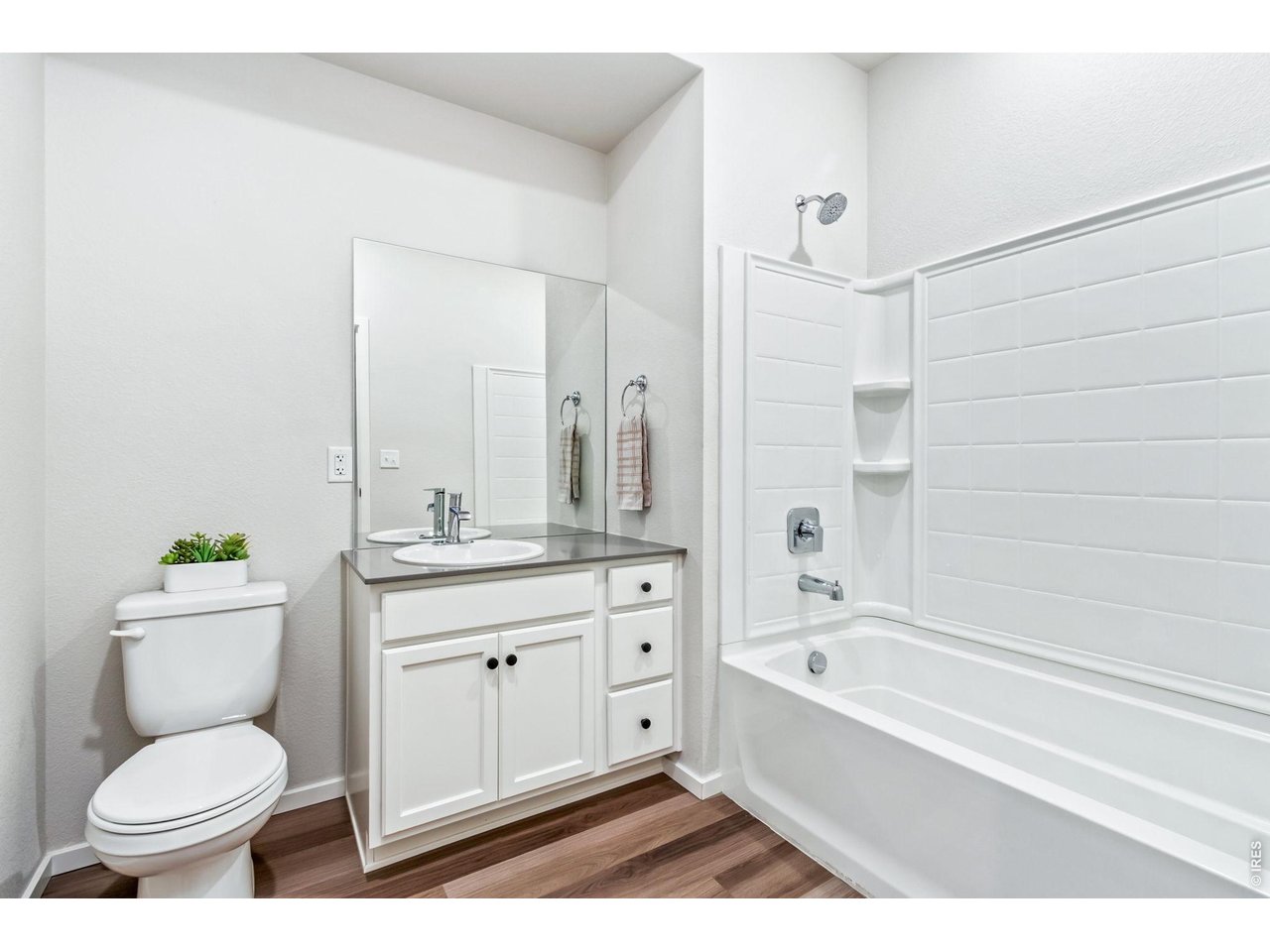 Property Photo 17 guest bathroom