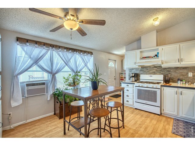 Property Photo 5 Lots of natural light