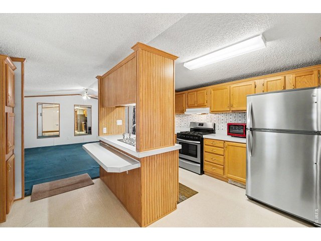 Property Photo 8 Open concept, dedicated dining room, all appliances included.