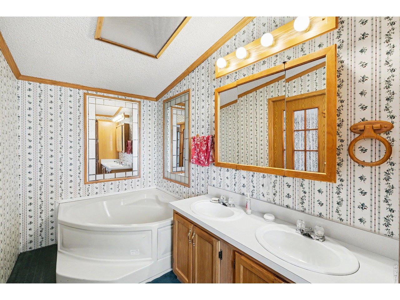 Property Photo 14 En suite bath with soaking tub, dual sinks