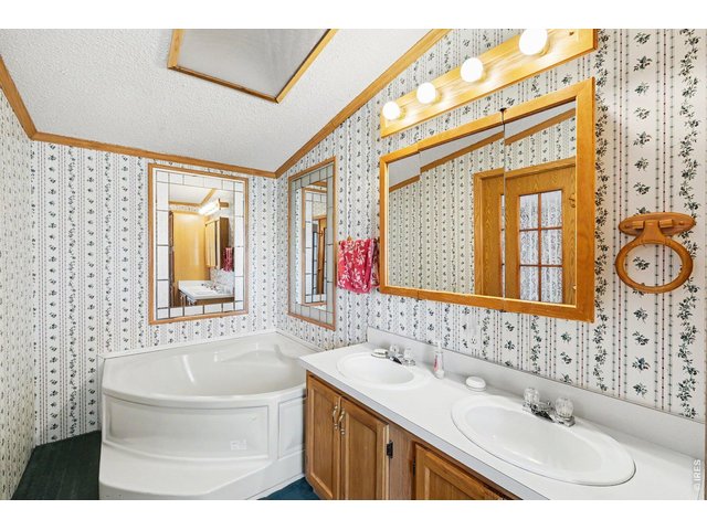 Property Photo 14 En suite bath with soaking tub, dual sinks