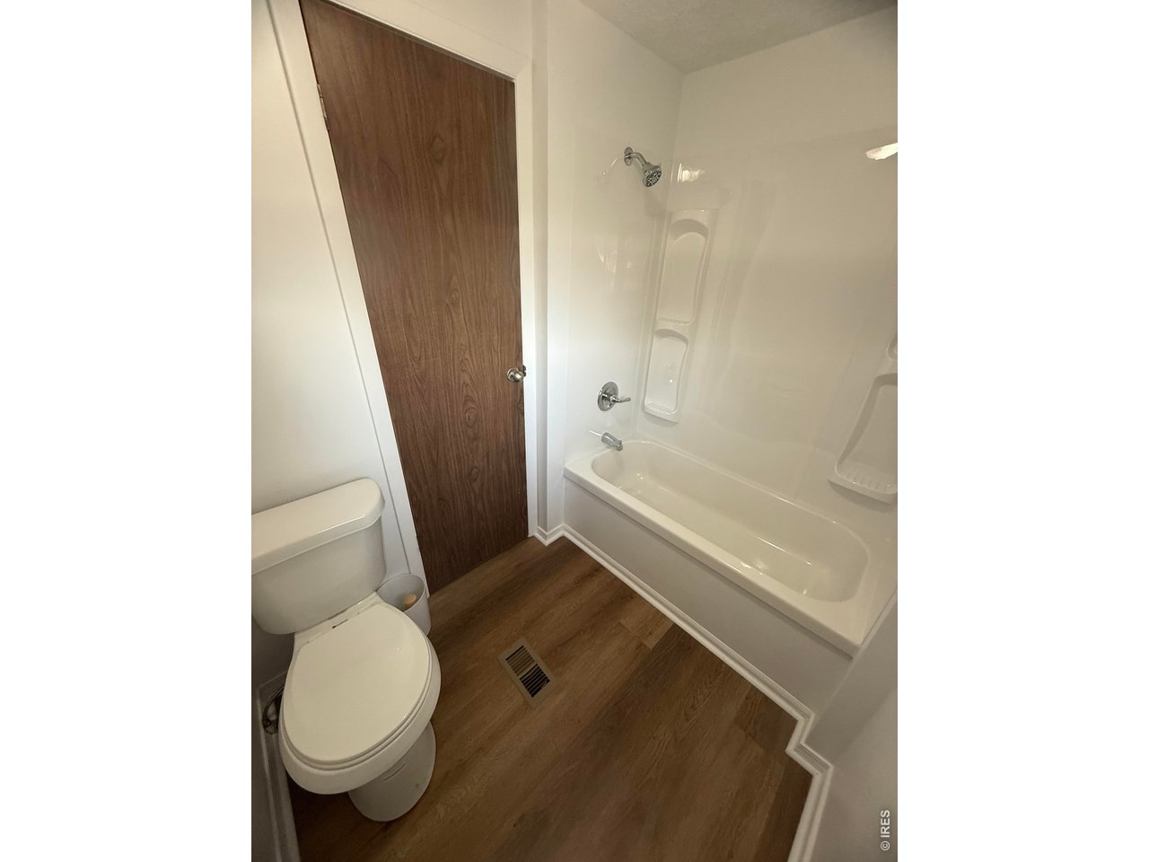 Property Photo 18 Primary bathroom