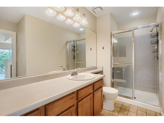 Property Photo 13 Full Main-level bath