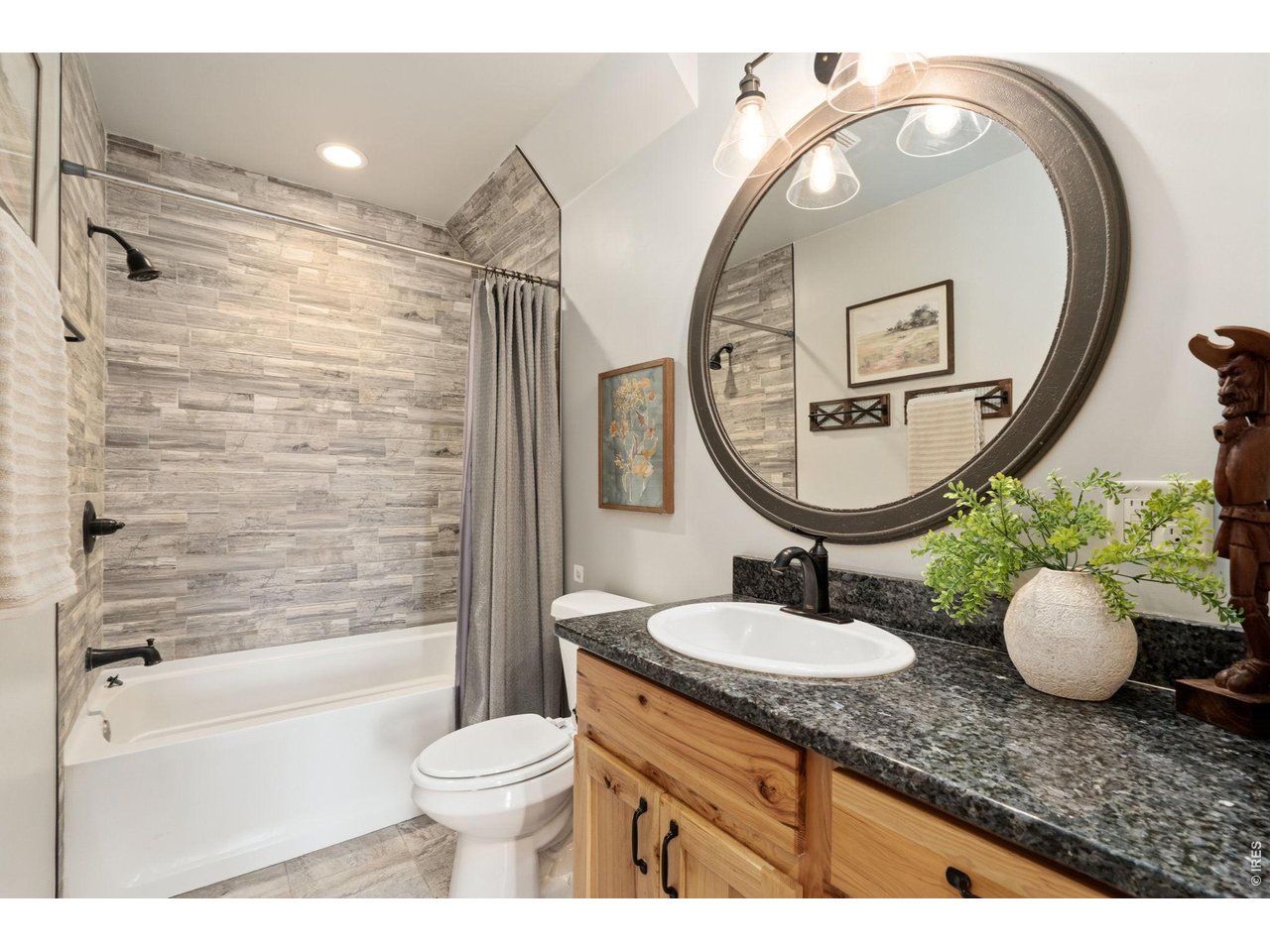 Property Photo 17 Updated full bathroom