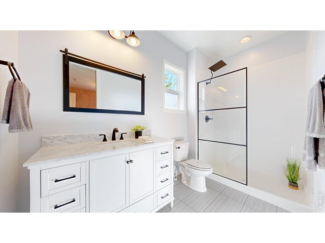 Property Photo 22 Ensuite bathroom for bedroom #2