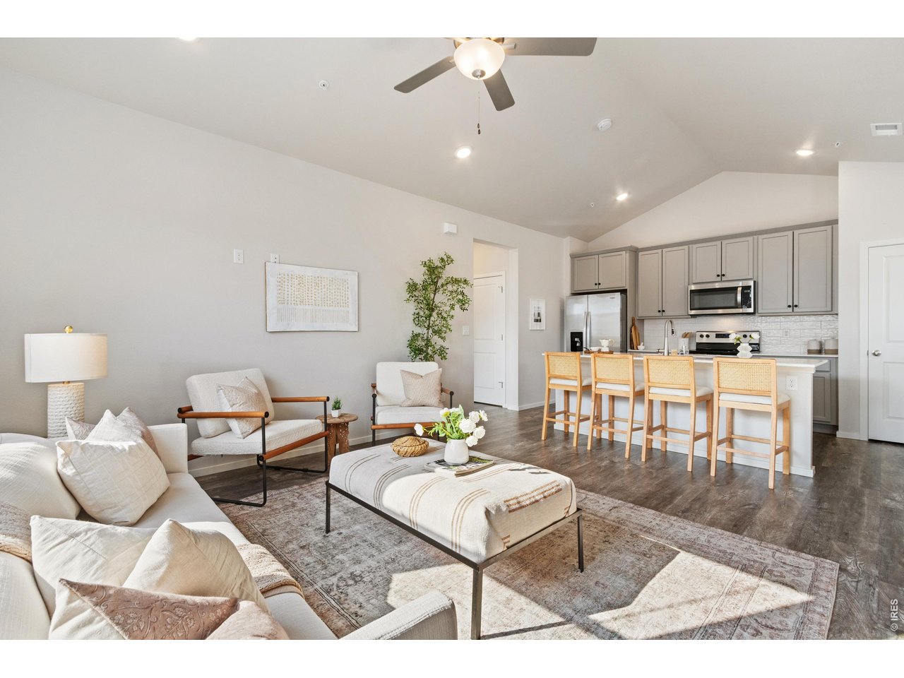 Property Photo 6 Soaring ceilings and lots of natural light.