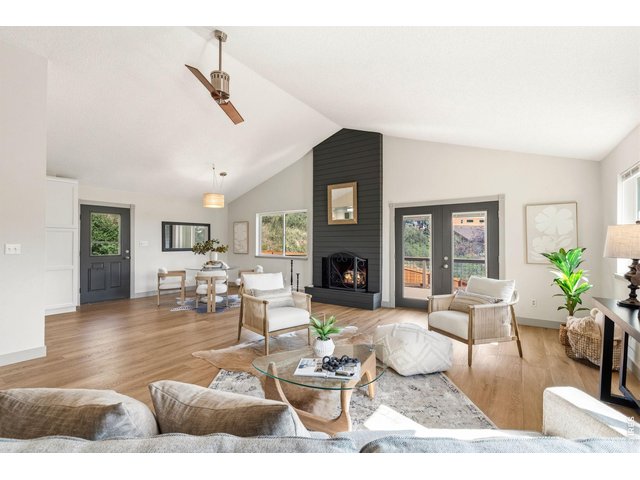 Property Photo 1 Living Room on Upper