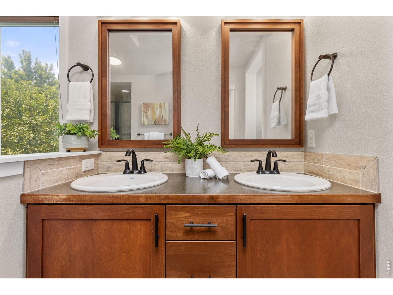 Property Photo 17 double sinks in primary bathroom ensuite