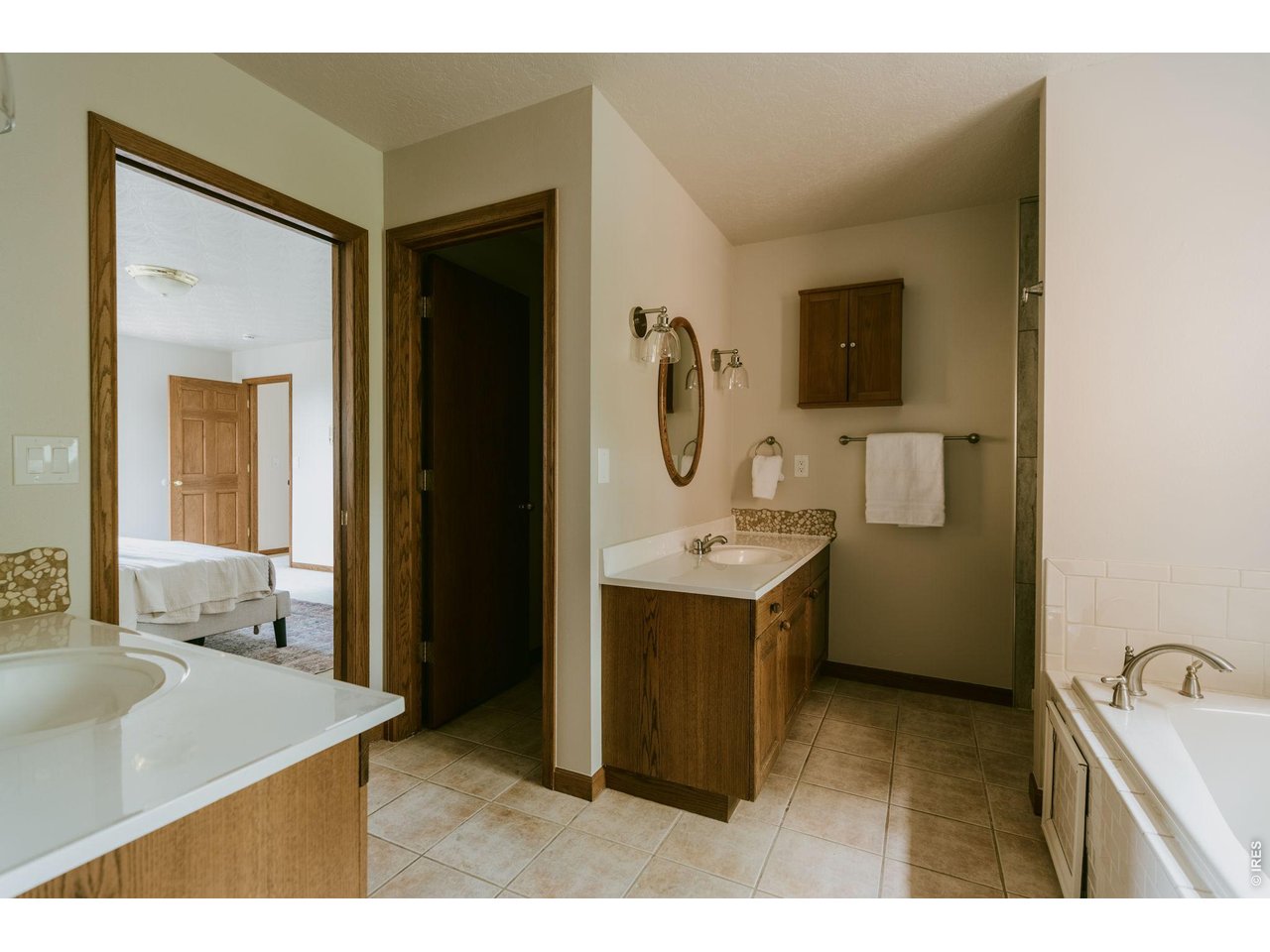 Property Photo 26 Large 5-piece primary bathroom