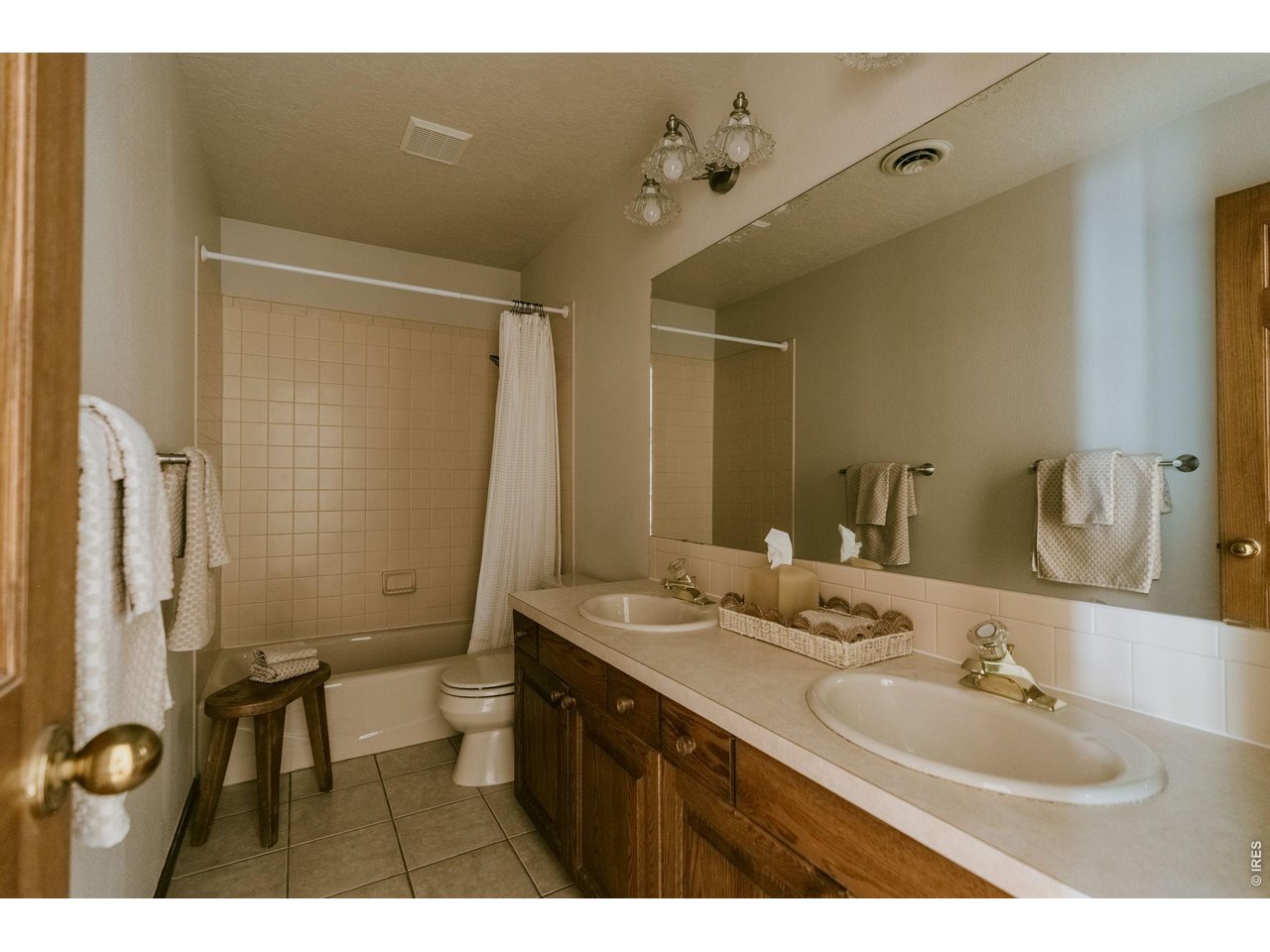 Property Photo 31 Full bathroom w/ double sinks (Upstairs)