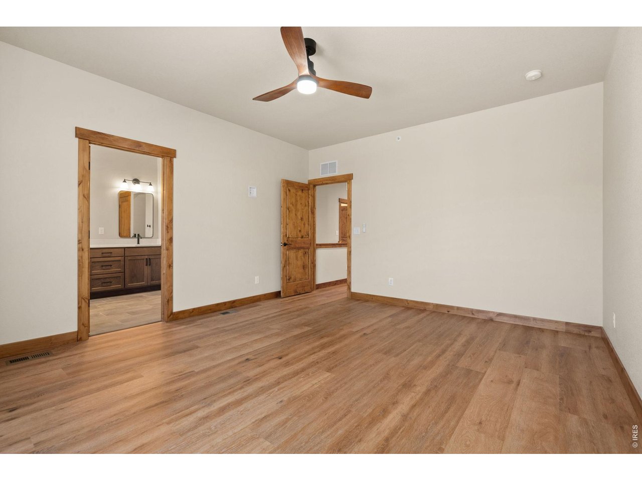 Property Photo 13 Primary suite