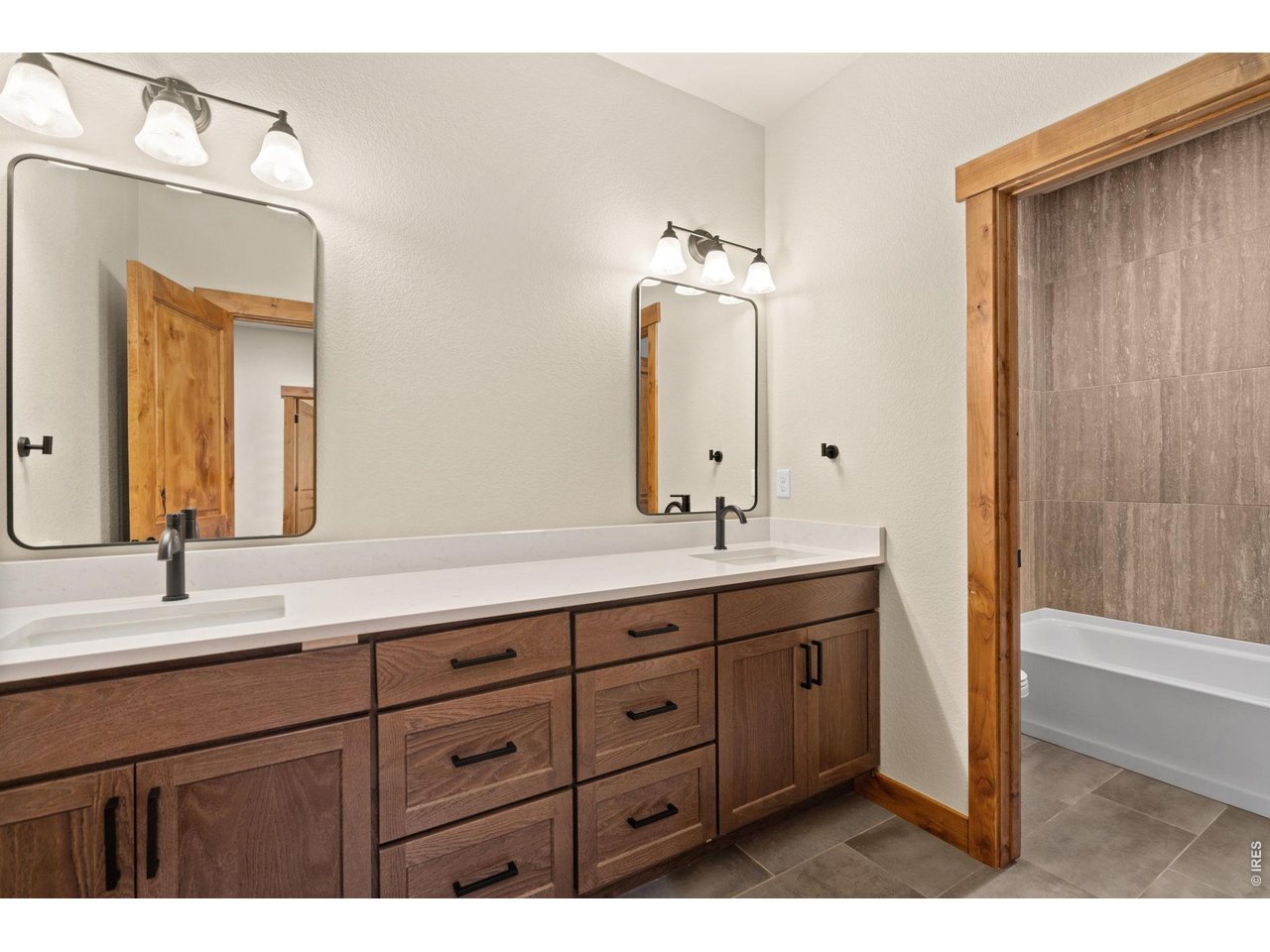 Property Photo 19 Large guest bath with tub/shower combo, granite counters and tile floors