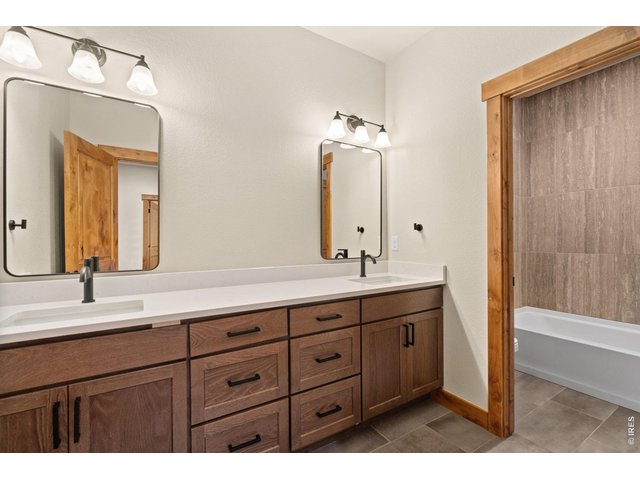 Property Photo 19 Large guest bath with tub/shower combo, granite counters and tile floors