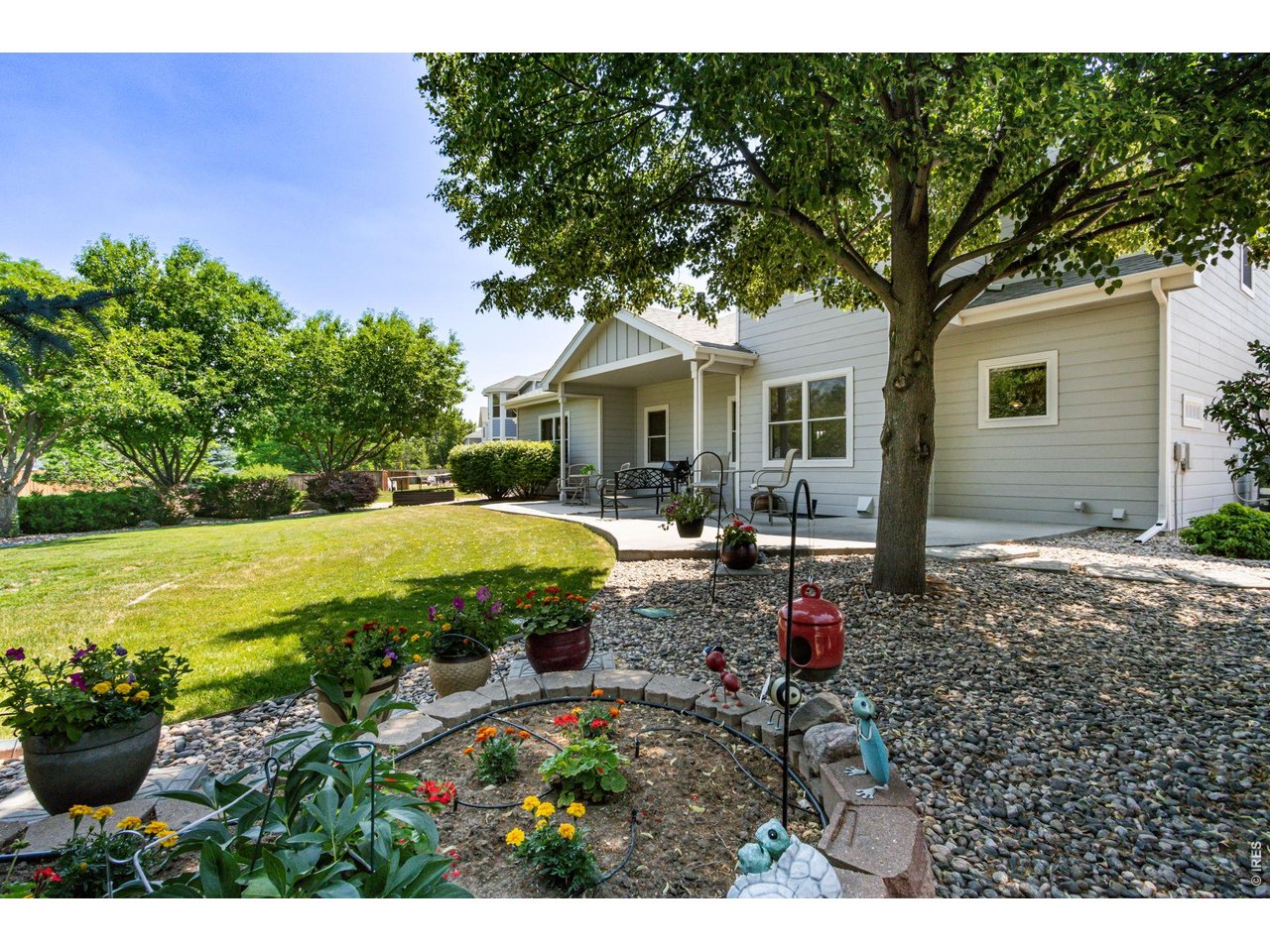 Property Photo 23 Established and manicured landscaping!