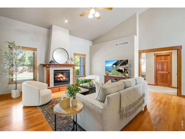Property Photo 11 Stunning Family Room, soaring ceilings, gorgeous mouldings. Cozy gas fireplace centerpiece with dental crown - beautiful craftsman accents throughout!