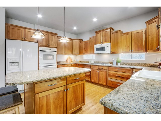 Property Photo 28 Gas cooktop, double wall ovens - wonderful workspace!