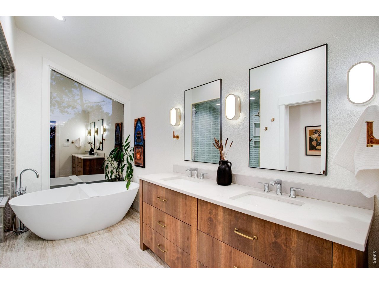Property Photo 33 Luxurious 5 piece Primary Bathroom