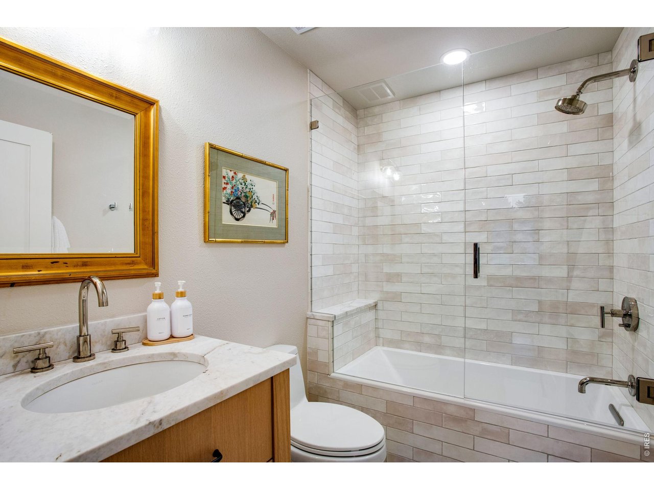 Property Photo 39 2nd Full Bathroom on Main Floor