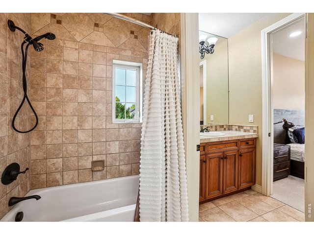 Property Photo 33 JackNJill Bathroom between bedrooms 3 & 4